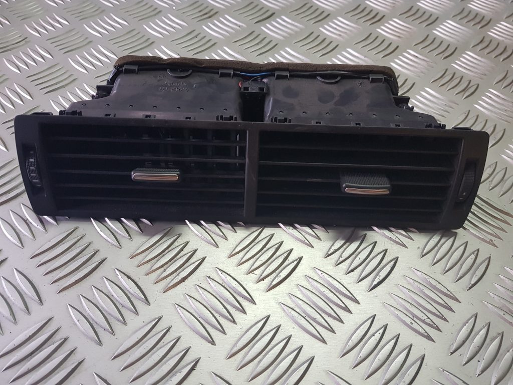 Mērinstrumentu paneļa gaisa vads, centrā priekš AUDI A4 2004