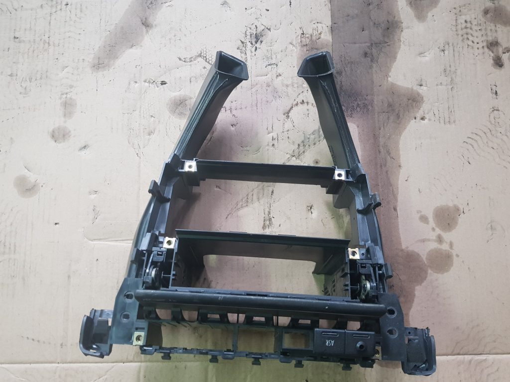 Mērinstrumentu paneļa iekšējā plastmasa priekš AUDI A6 1998 1 Mērinstrumentu paneļa iekšējā plastmasa priekš AUDI A6 1998