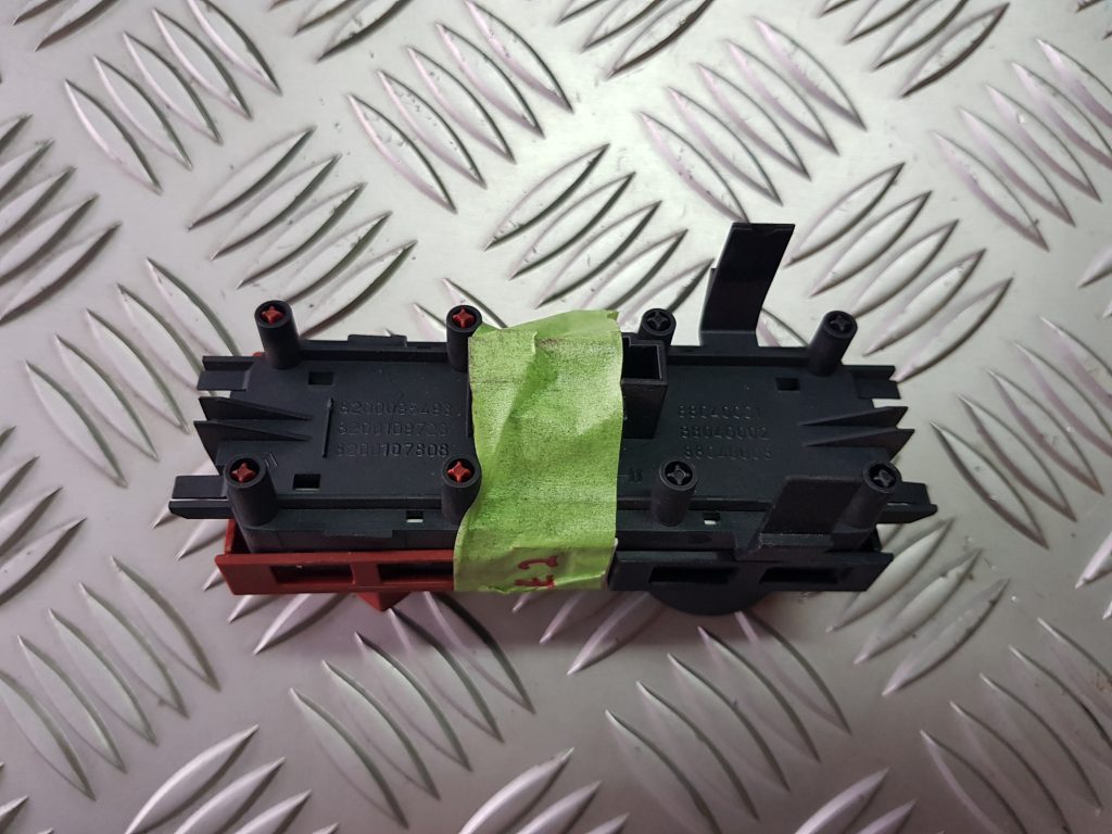 Mērinstrumentu paneļa pārslēgšanas pogas priekš RENAULT MEGANE 2004 2 Mērinstrumentu paneļa pārslēgšanas pogas priekš RENAULT MEGANE 2004