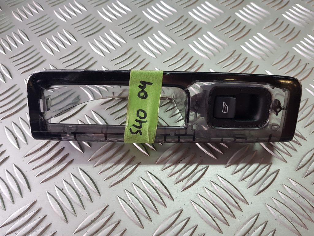 Stikla pacelšanas poga priekš VOLVO S40 2004 Grey 1 Stikla pacelšanas poga priekš VOLVO S40 2004 Grey