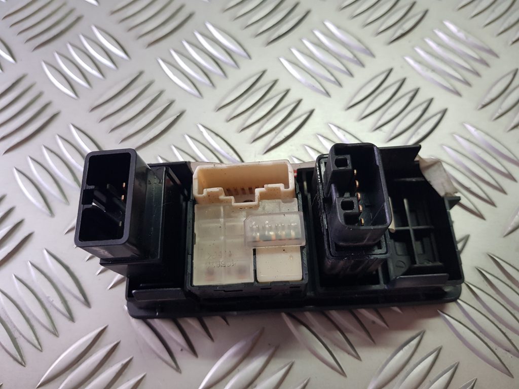 Mērinstrumentu paneļa pārslēgšanas pogas priekš TOYOTA AVENSIS 2008