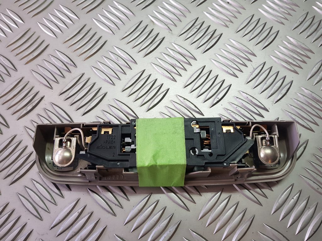 Aizmugurējo sēdvietu apgaismojums priekš AUDI A4 2004 2 Aizmugurējo sēdvietu apgaismojums priekš AUDI A4 2004