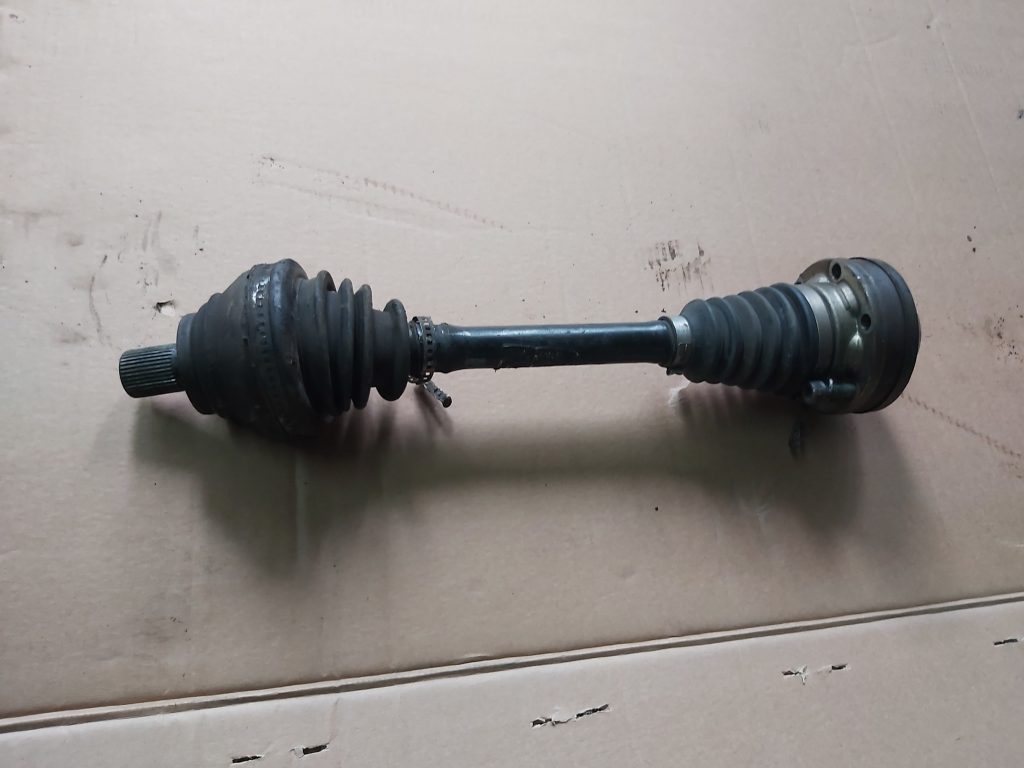 Pusass priekšējā kreisā priekš VW PASSAT B6 2006 ANGL. UNIVERSAL 1 Pusass priekšējā kreisā priekš VW PASSAT B6 2006 ANGL. UNIVERSAL