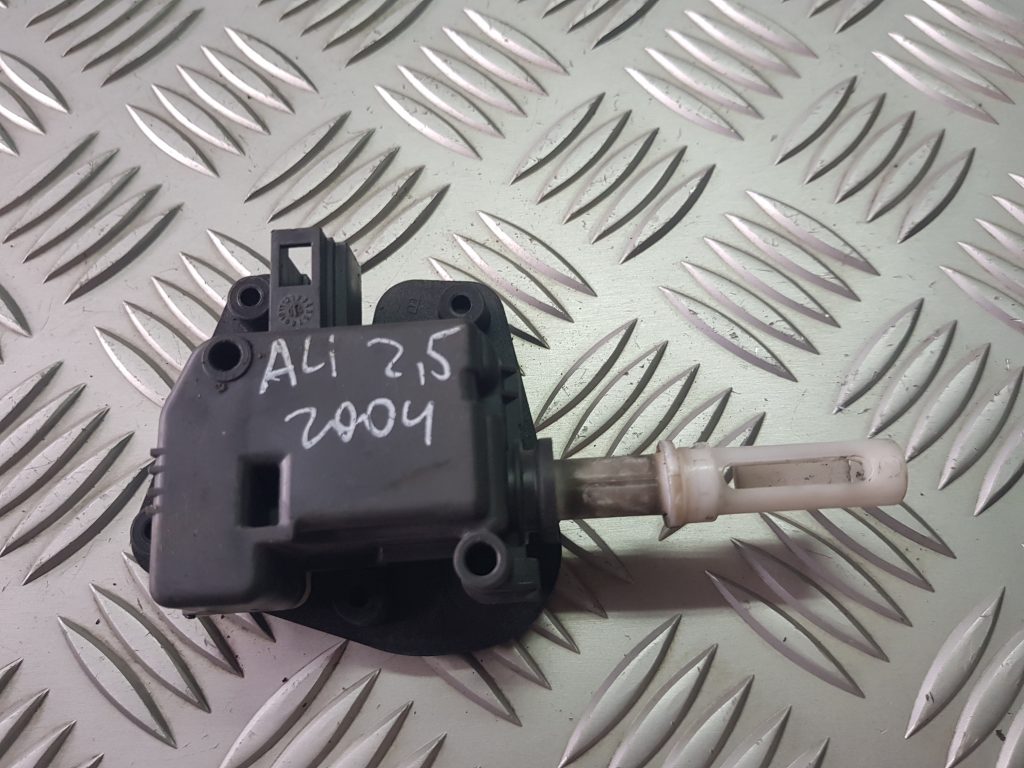 Bagažnieka vāka slēdzenes motors priekš AUDI A4 AVANT 2004 1 Bagažnieka vāka slēdzenes motors priekš AUDI A4 AVANT 2004