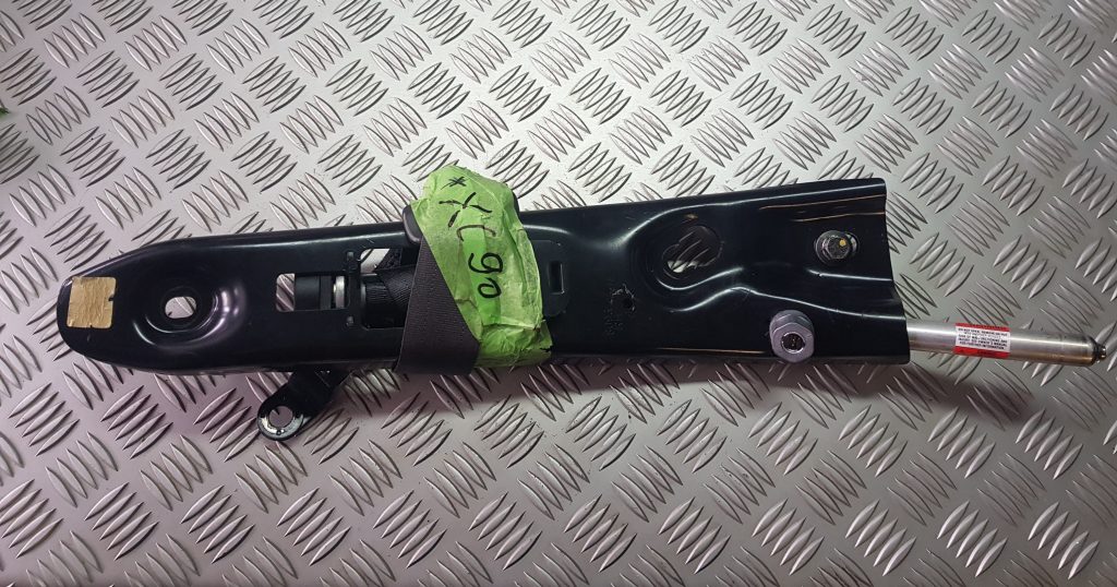 Priekšējā labā drošības josta priekš VOLVO XC90 2004 1 Priekšējā labā drošības josta priekš VOLVO XC90 2004