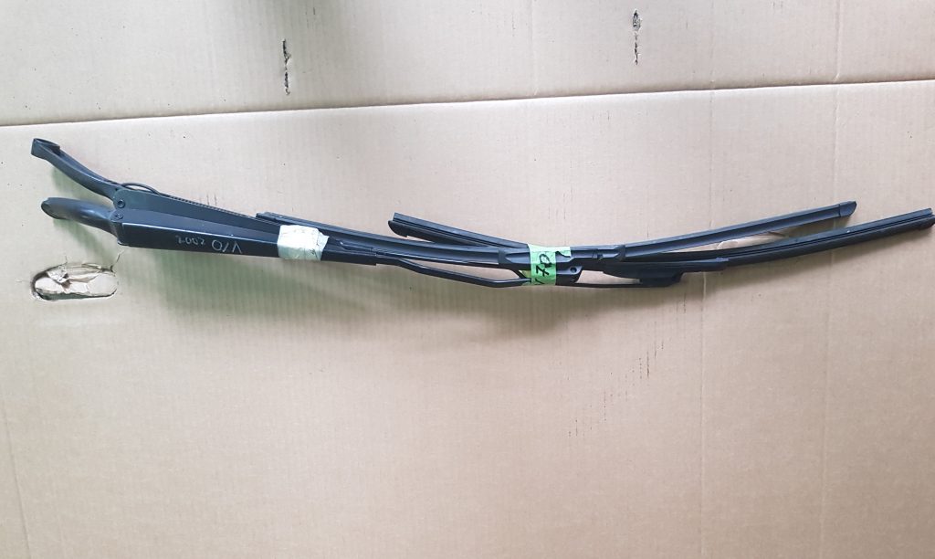 Vējstikla slotu turētāju komplekts priekš VOLVO V70 2002 SILVER 1 Vējstikla slotu turētāju komplekts priekš VOLVO V70 2002 SILVER