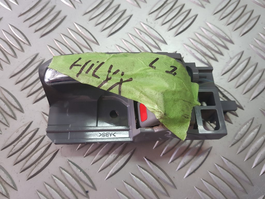 Salona durvju rokturis, aizmugures kreisais priekš TOYOTA HILUX 2009