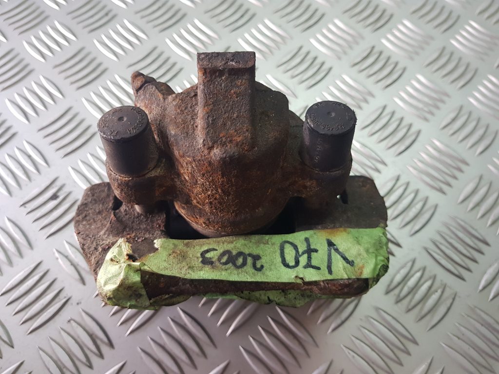 Aizmugurējais kreisais suports priekš VOLVO V70 2003 GREY