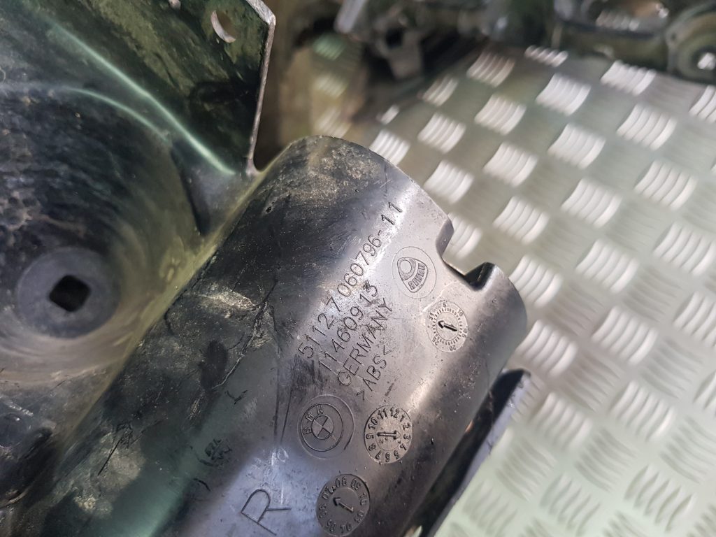 Aizmugurējā spārna un bufera stiprinājums priekš BMW 525D E61 2007 TOURING BLACK