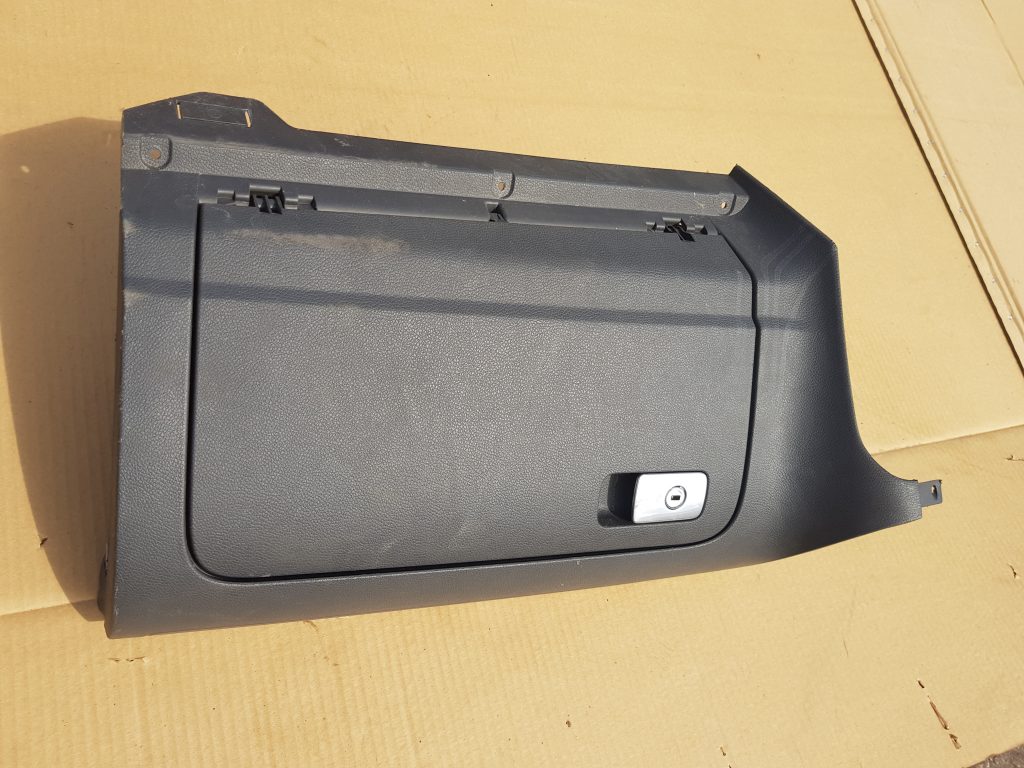 Mantu glabāšanas nodalījums pasažiera pusē priekš VW GOLF 5 2006