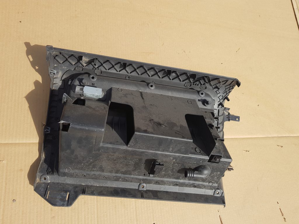 Mantu glabāšanas nodalījums pasažiera pusē priekš VW GOLF 5 2006