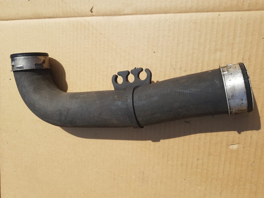 Interkulera caurule priekš VW GOLF 5 2006 1 Interkulera caurule priekš VW GOLF 5 2006