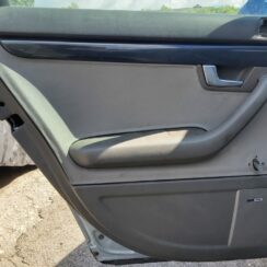 Aizmugurējo kreiso durvju apdare priekš AUDI A4 2003