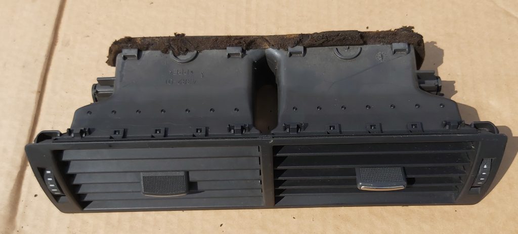 Mērinstrumentu paneļa gaisa vads, centrā priekš AUDI A4 2003