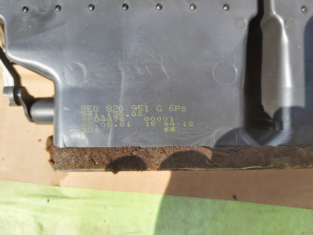 Mērinstrumentu paneļa gaisa vads, centrā priekš AUDI A4 2003