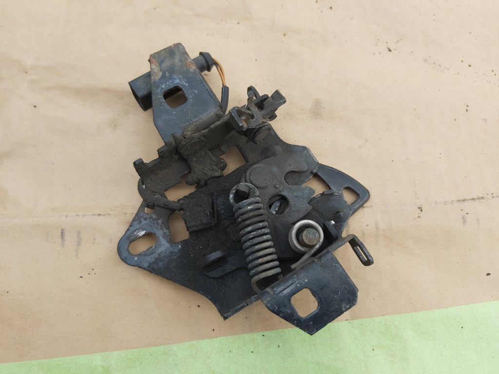 Pārsega slēdzene priekš AUDI A4 2003 1 Pārsega slēdzene priekš AUDI A4 2003