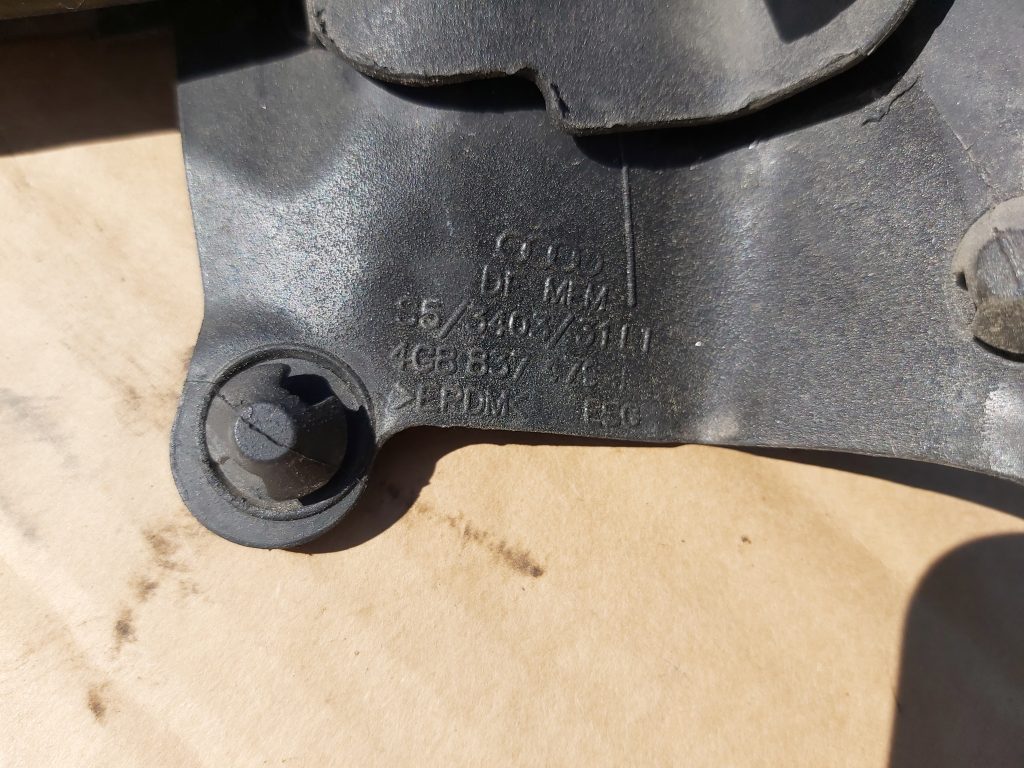 Priekšējo labo durvju moldings priekš AUDI A7 2011 SPORTBACK 2 Priekšējo labo durvju moldings priekš AUDI A7 2011 SPORTBACK