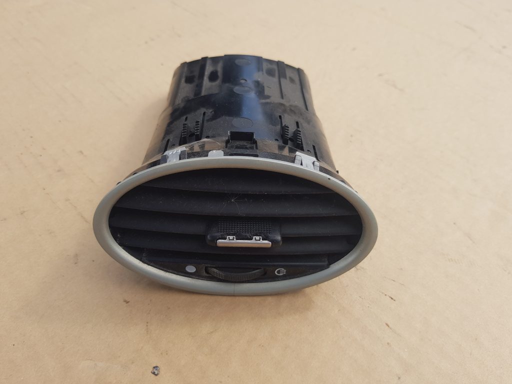 Mērinstrumentu paneļa gaisa vads, centrā priekš FORD FOCUS 2006 1 Mērinstrumentu paneļa gaisa vads, centrā priekš FORD FOCUS 2006