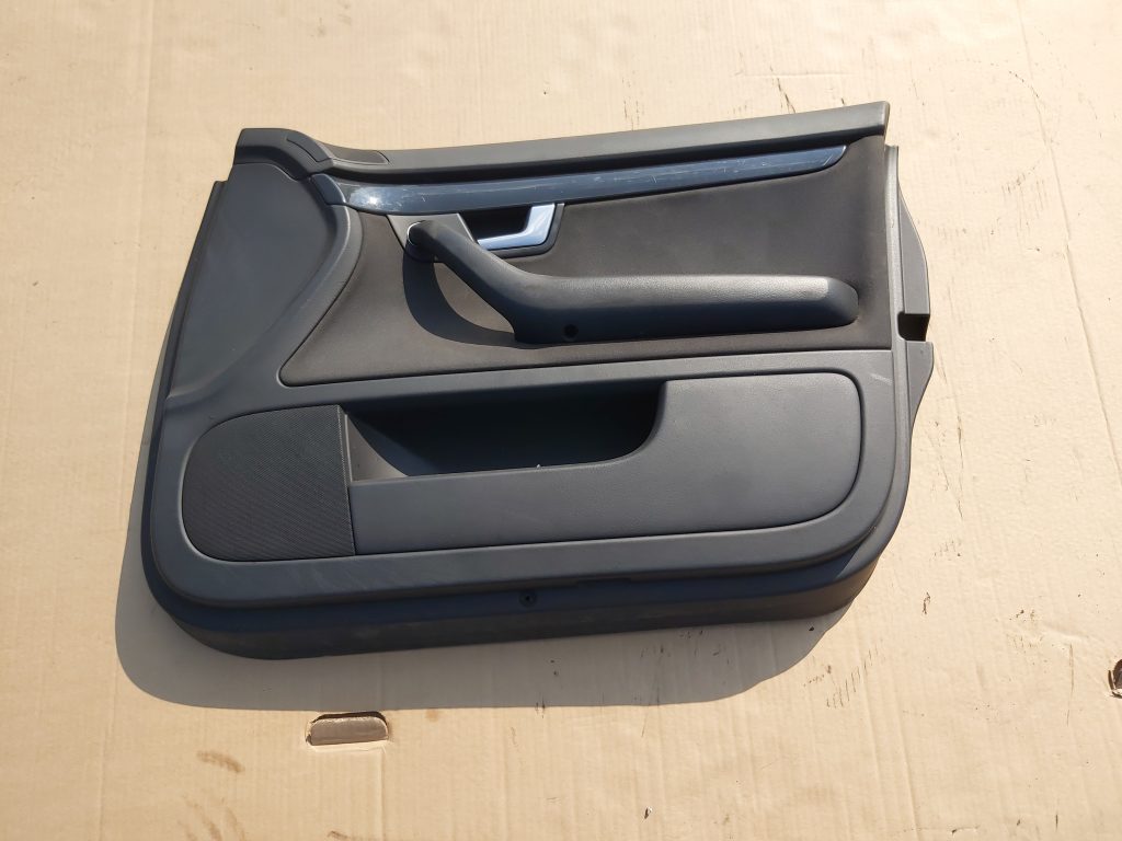 Priekšējo labo durvju apdare priekš AUDI A4 2004