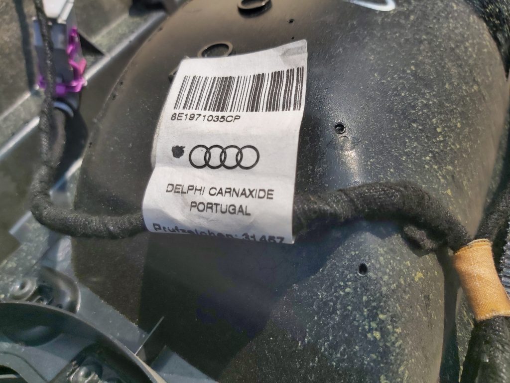 Priekšējo labo durvju apdare priekš AUDI A4 2004