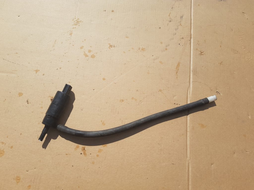 Mazgātāja šķidruma sūknis priekš VW GOLF 5 2006 1 Mazgātāja šķidruma sūknis priekš VW GOLF 5 2006