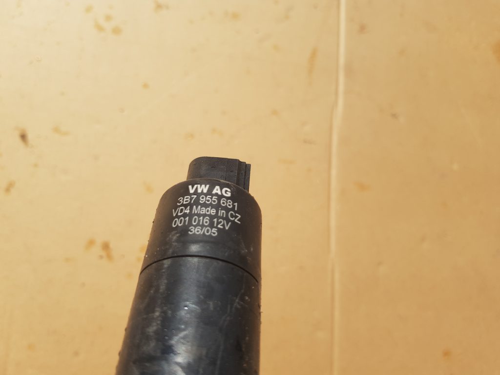 Mazgātāja šķidruma sūknis priekš VW GOLF 5 2006 2 Mazgātāja šķidruma sūknis priekš VW GOLF 5 2006