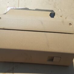 Mantu glabāšanas nodalījums pasažiera pusē priekš ŠKODA FABIA 2003