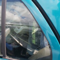 Kreiso durvju stūra stikls priekš ŠKODA FABIA 2003