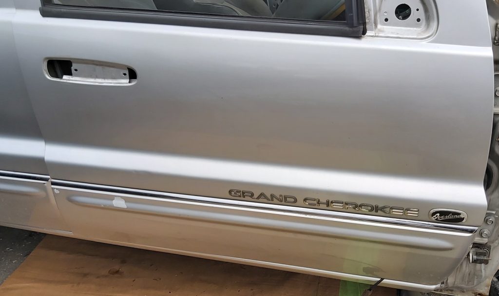 Priekšējās labās durvis priekš JEEP GRAND CHEROKEE 2004 1 Priekšējās labās durvis priekš JEEP GRAND CHEROKEE 2004