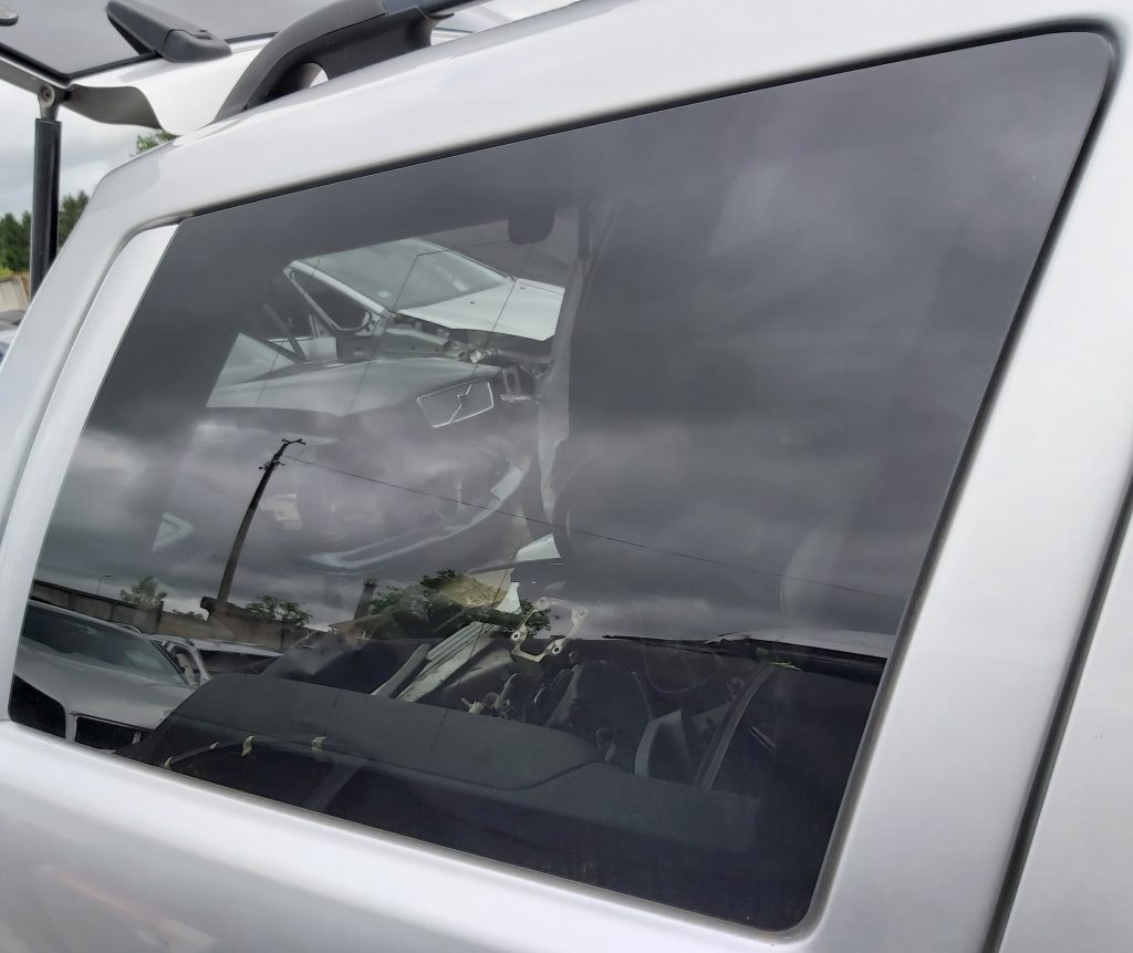 Aizmugurējais labais sānu stikls priekš JEEP GRAND CHEROKEE 2004 1 Aizmugurējais labais sānu stikls priekš JEEP GRAND CHEROKEE 2004