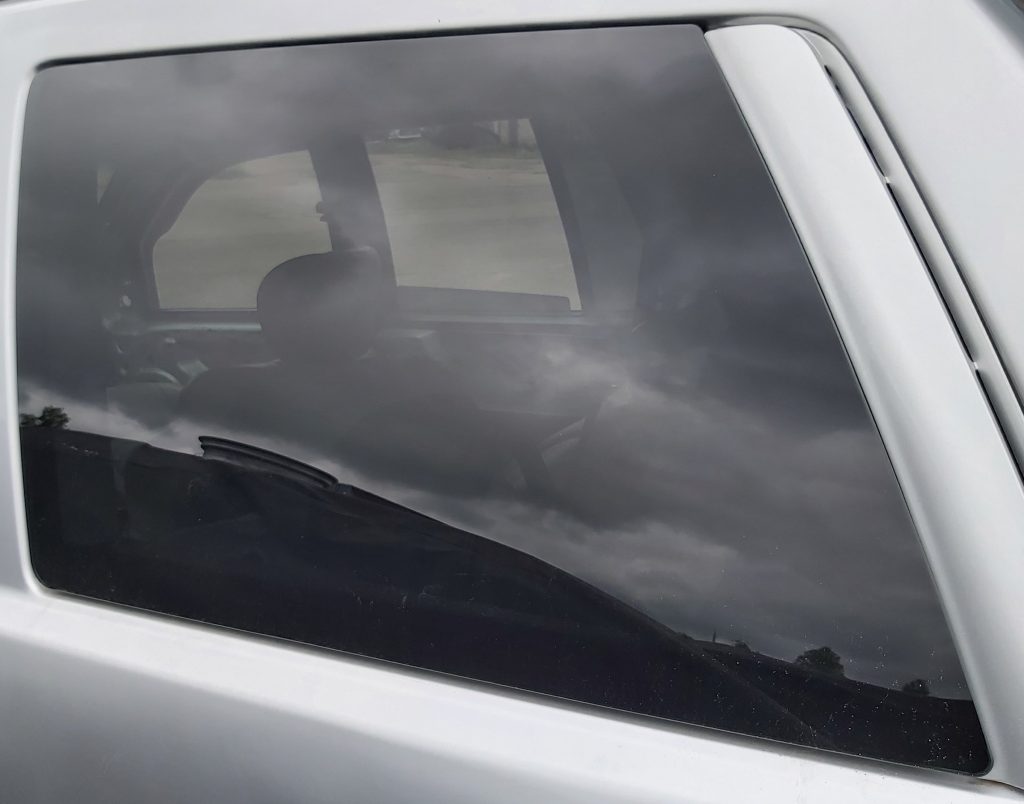 Aizmugurējais kreisais sānu stikls priekš JEEP GRAND CHEROKEE 2004