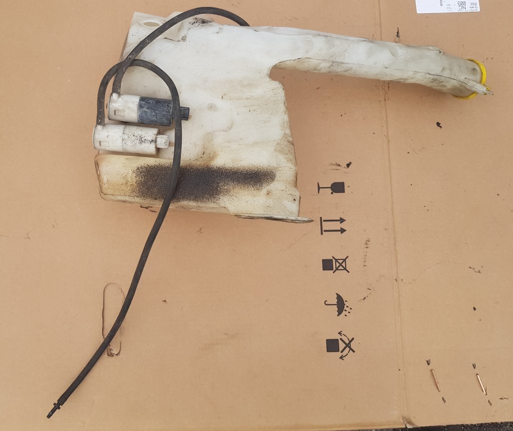 Mazgātāja šķidruma tvertne priekš JEEP GRAND CHEROKEE 2004