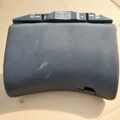 Mantu glabāšanas nodalījums pasažiera pusē priekš VOLVO V70 2002 SILVER