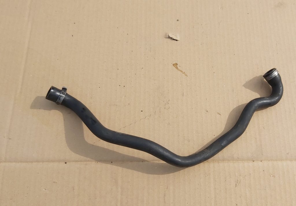 Kartera ventilācijas caurule priekš VOLVO V70 2002 SILVER 1 Kartera ventilācijas caurule priekš VOLVO V70 2002 SILVER