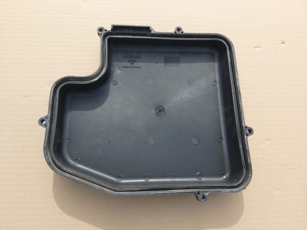 Drošinātāju kārbas korpusa vāks priekš AUDI A6 AVANT 2003