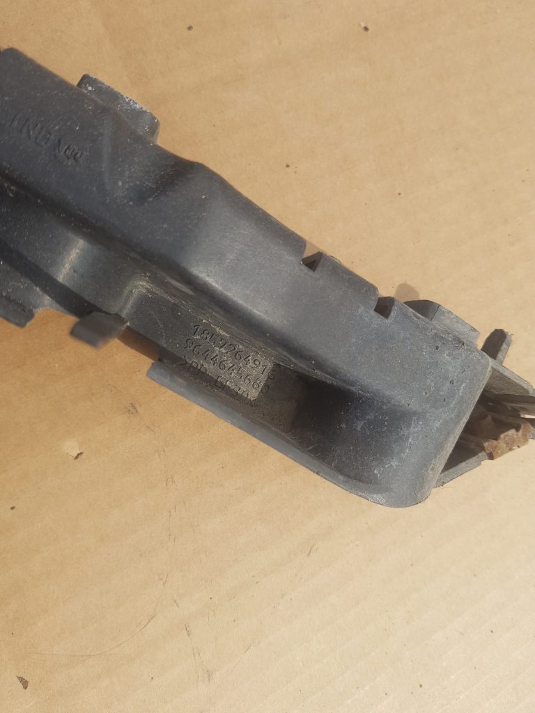 Priekšējā spārna un bufera stiprinājums priekš PEUGEOT 407 2005 2 Priekšējā spārna un bufera stiprinājums priekš PEUGEOT 407 2005