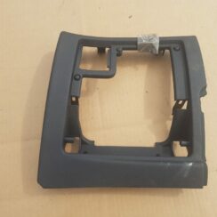 Mērinstrumentu paneļa apdare (zem stūres) priekš PEUGEOT 407 2005