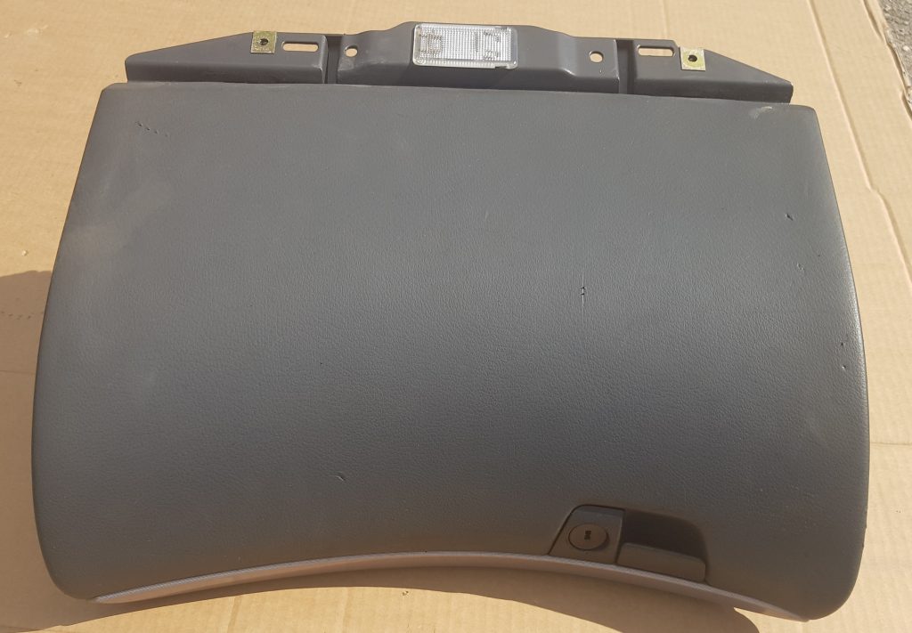 Mantu glabāšanas nodalījums pasažiera pusē priekš VOLVO XC70 2004