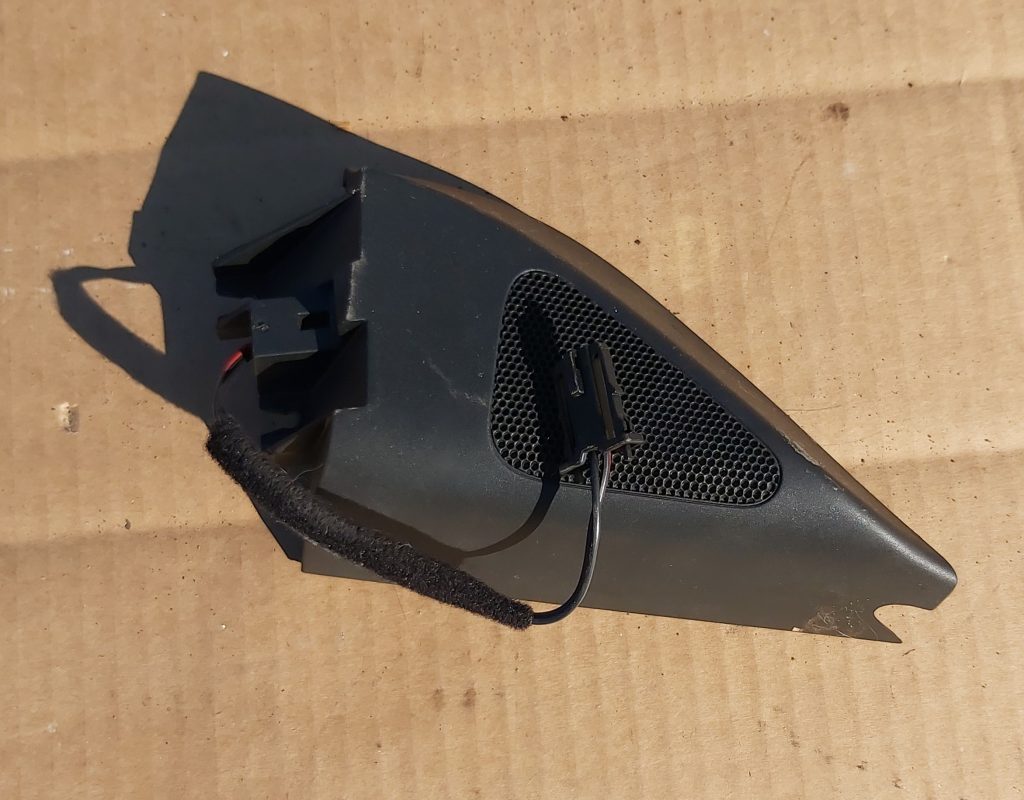 Durvju spoguļa apdares uzlika salonā (ar skaļruni) priekš VW PASSAT 2007 UNIVERSAL SILVER 1 Durvju spoguļa apdares uzlika salonā (ar skaļruni) priekš VW PASSAT 2007 UNIVERSAL SILVER