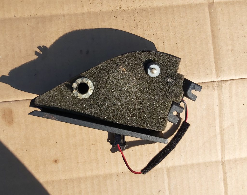 Durvju spoguļa apdares uzlika salonā (ar skaļruni) priekš VW PASSAT 2007 UNIVERSAL SILVER 2 Durvju spoguļa apdares uzlika salonā (ar skaļruni) priekš VW PASSAT 2007 UNIVERSAL SILVER