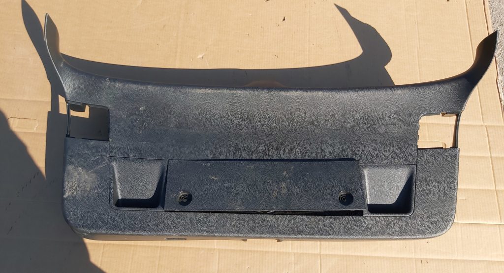 Bagāžnieka vāka liela apdare priekš VW PASSAT 2007 UNIVERSAL SILVER