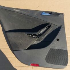 Aizmugurējo kreiso durvju apdare priekš VW PASSAT 2007 UNIVERSAL SILVER