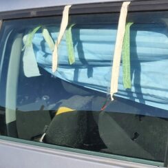 Aizmugurējo kreiso durvju stikls priekš VW PASSAT 2007 UNIVERSAL SILVER