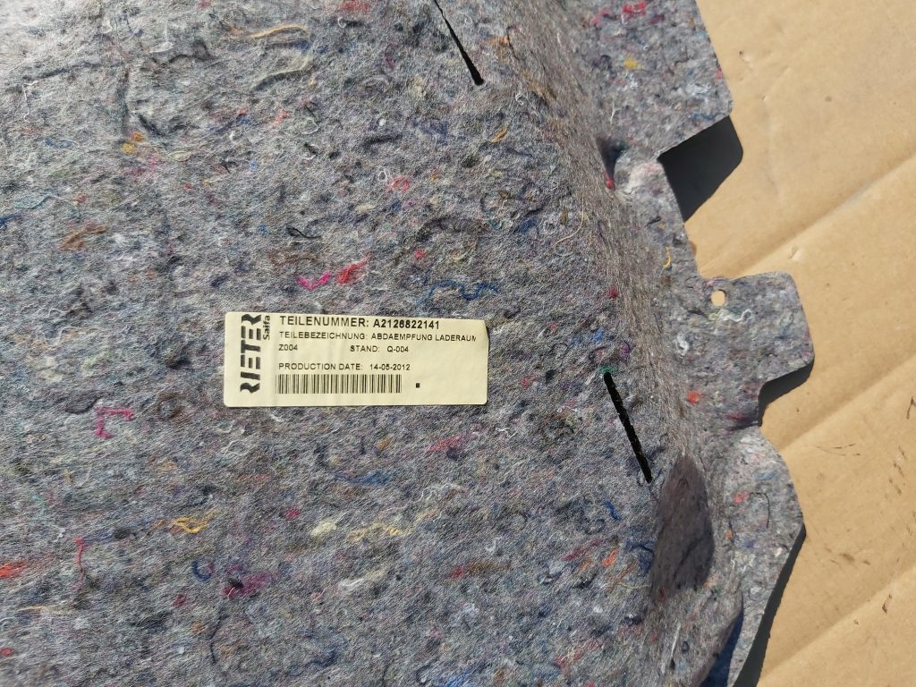 Bagāžnieka nodalījuma sānu apdare priekš MERCEDES BENZ E250 W212 2014 2 Bagāžnieka nodalījuma sānu apdare priekš MERCEDES BENZ E250 W212 2014