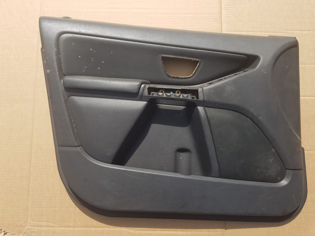 Priekšējo kreiso durvju apdare priekš VOLVO XC90 2004 1 Priekšējo kreiso durvju apdare priekš VOLVO XC90 2004