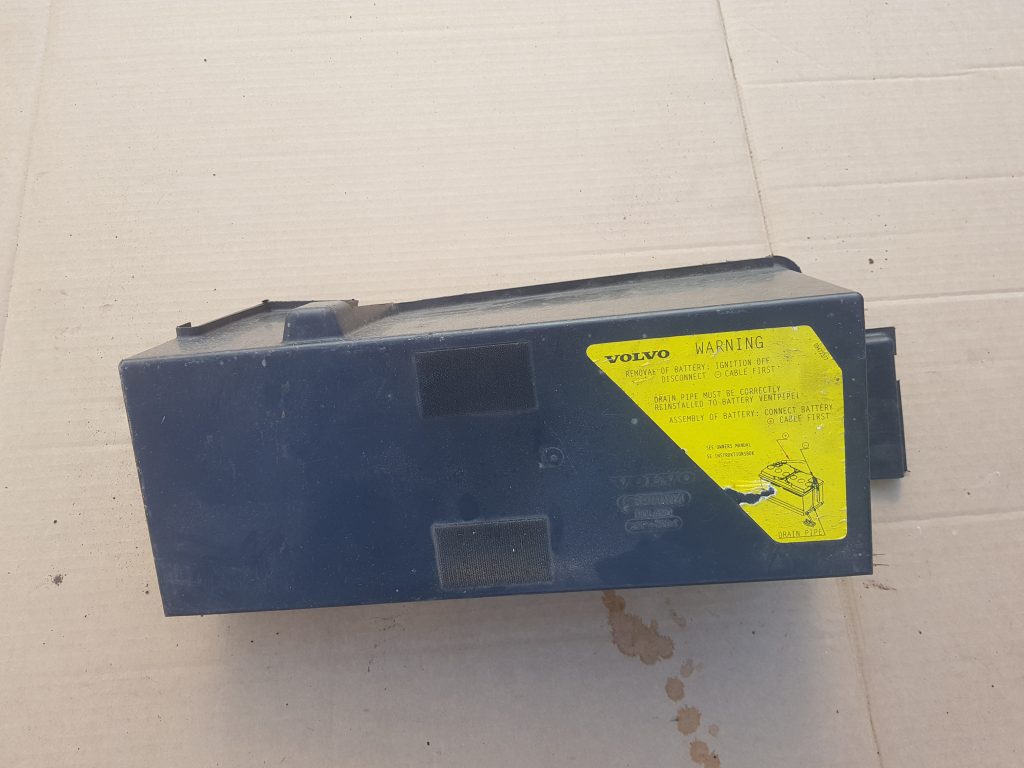 Akumulatora stiprināšanas korpuss priekš VOLVO XC90 2004 1 Akumulatora stiprināšanas korpuss priekš VOLVO XC90 2004