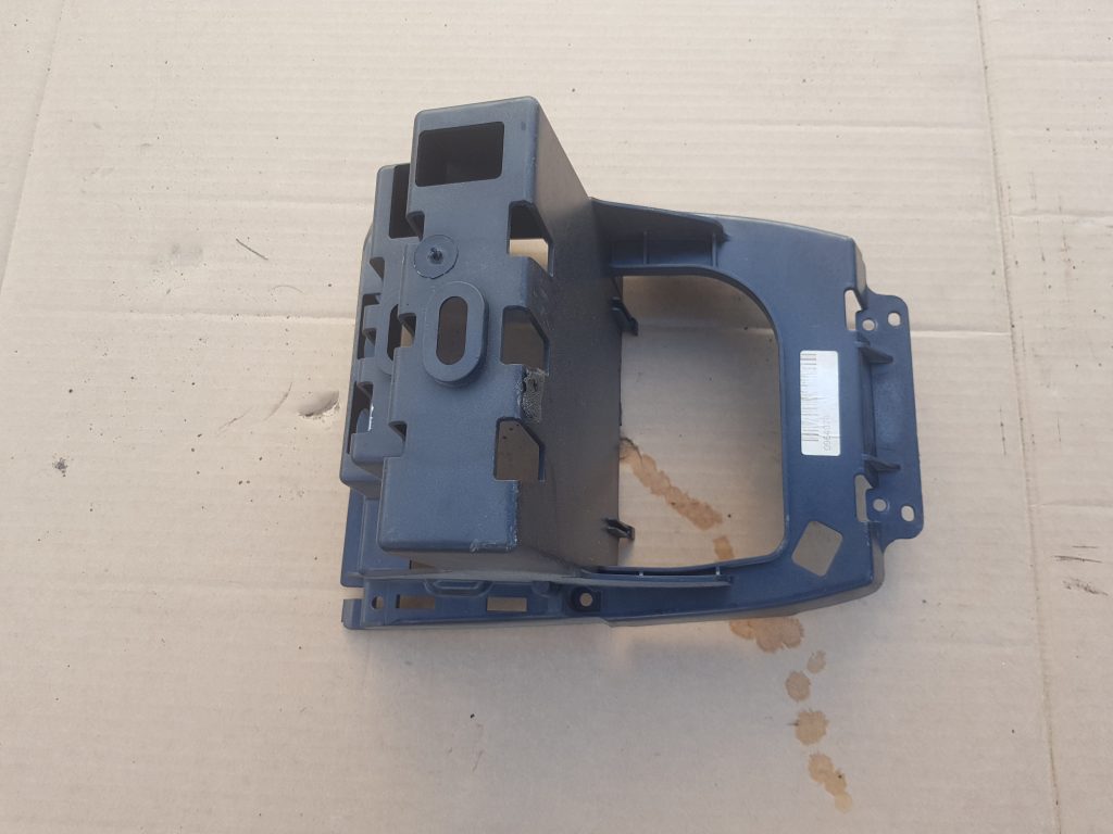 Centrālās konsoles iekšējā plastmasa priekš VOLVO XC90 2004 1 Centrālās konsoles iekšējā plastmasa priekš VOLVO XC90 2004