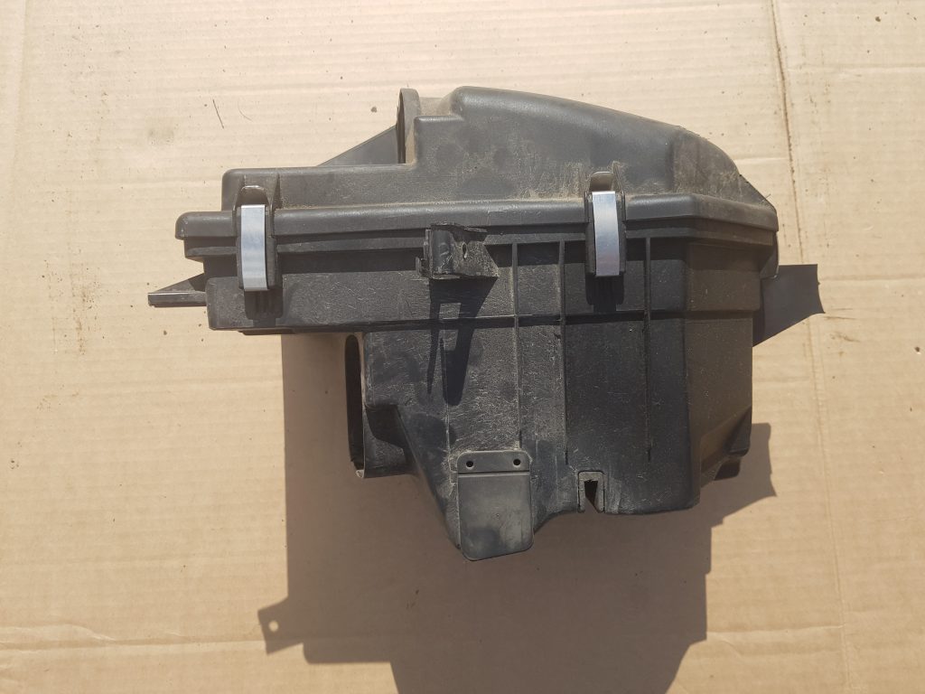 Gaisa filtra korpuss priekš VOLVO XC90 2004 2 Gaisa filtra korpuss priekš VOLVO XC90 2004