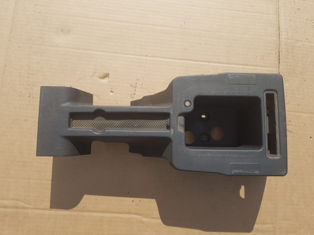 Centrālās konsoles (apdares) vidēja daļa priekš VOLVO XC90 2004 1 Centrālās konsoles (apdares) vidēja daļa priekš VOLVO XC90 2004