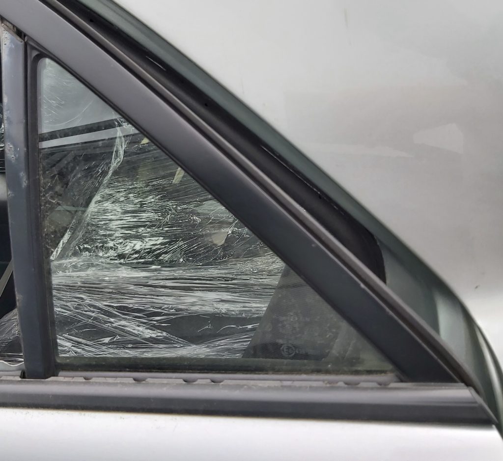 Kreiso durvju stūra stikls priekš MAZDA 6 2006